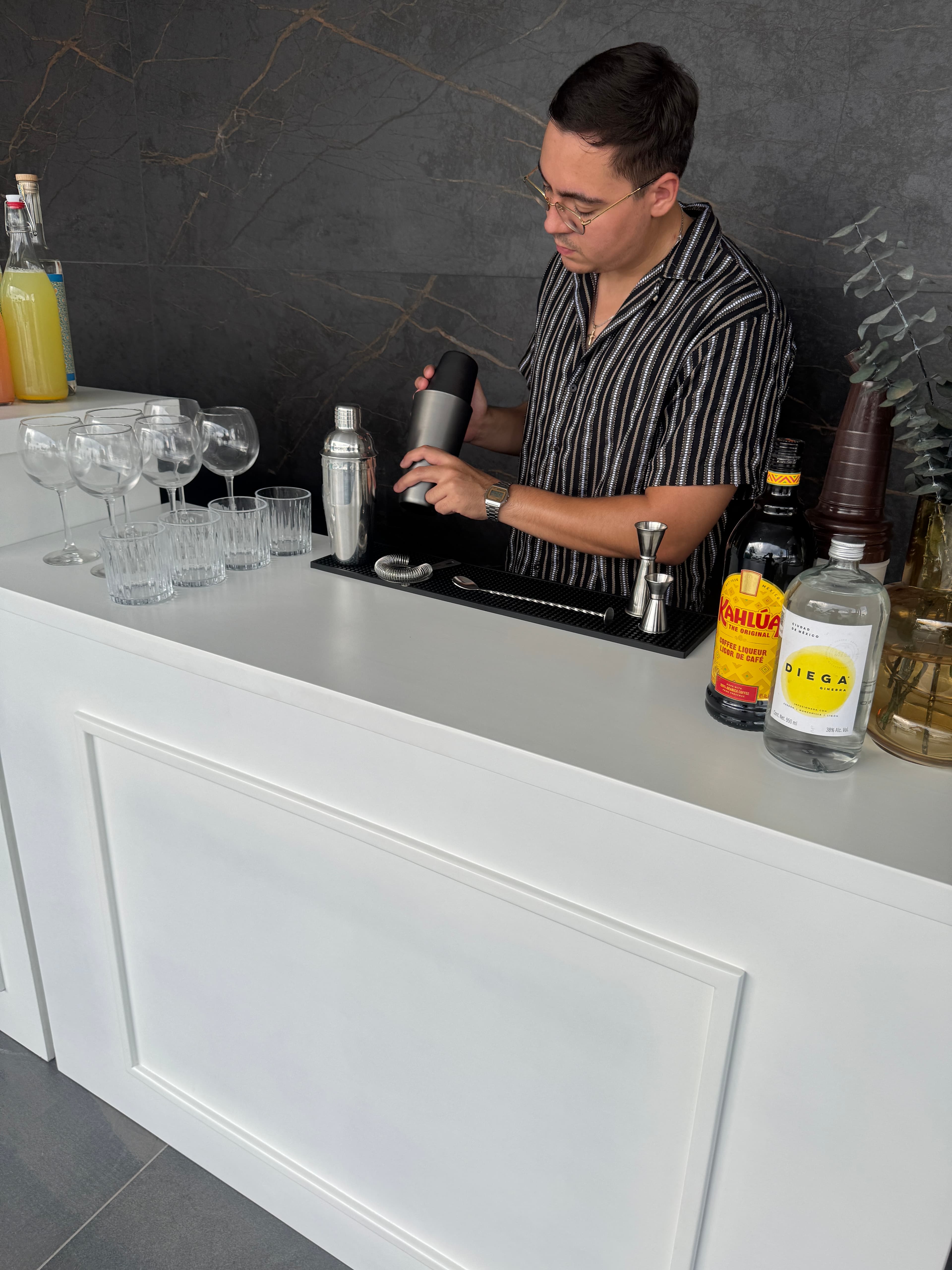 Bartender preparando cocteles en una Barra de Autor TPS