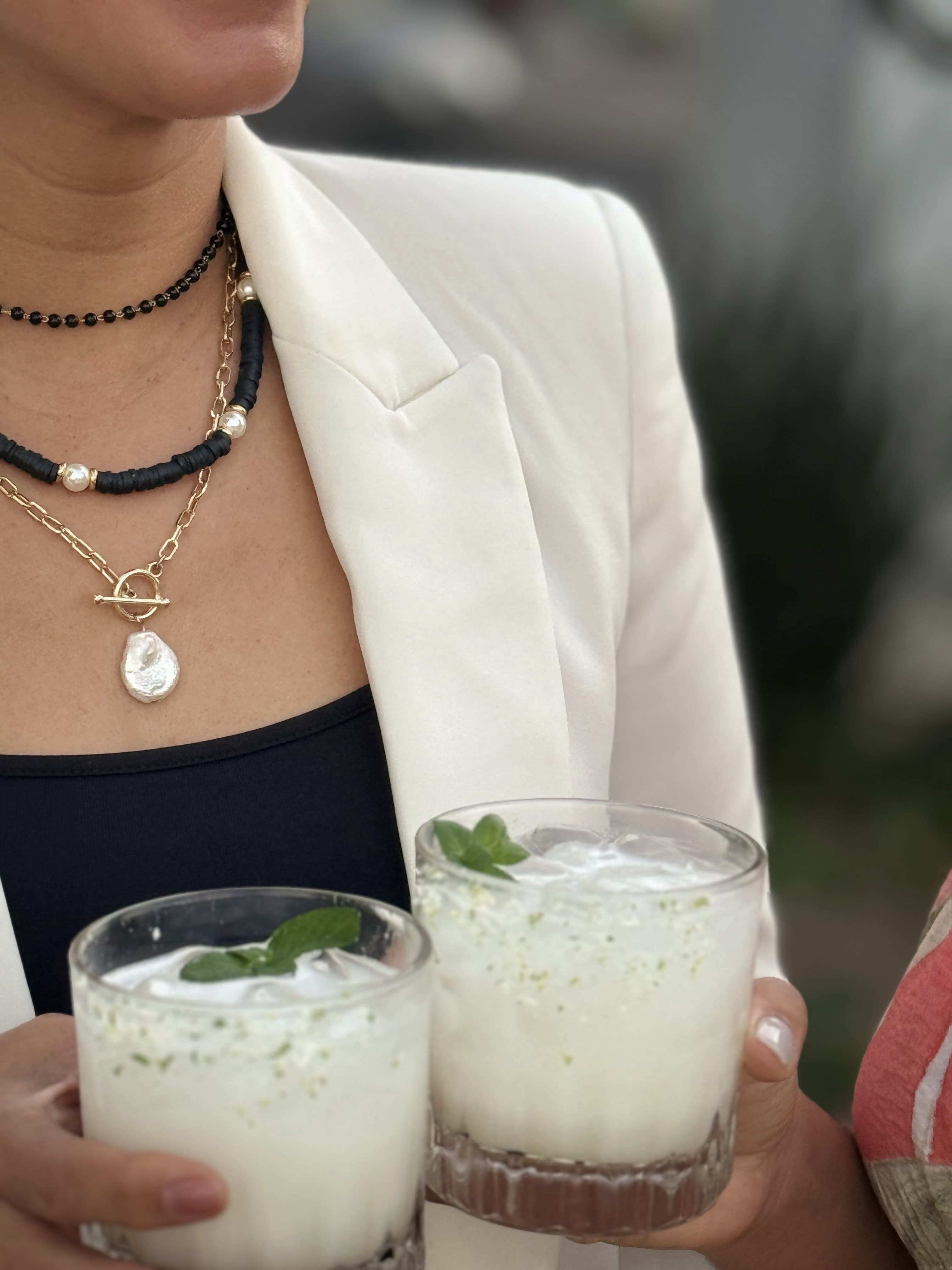 Invitada disfrutando cocteles preparados por The Party Stands