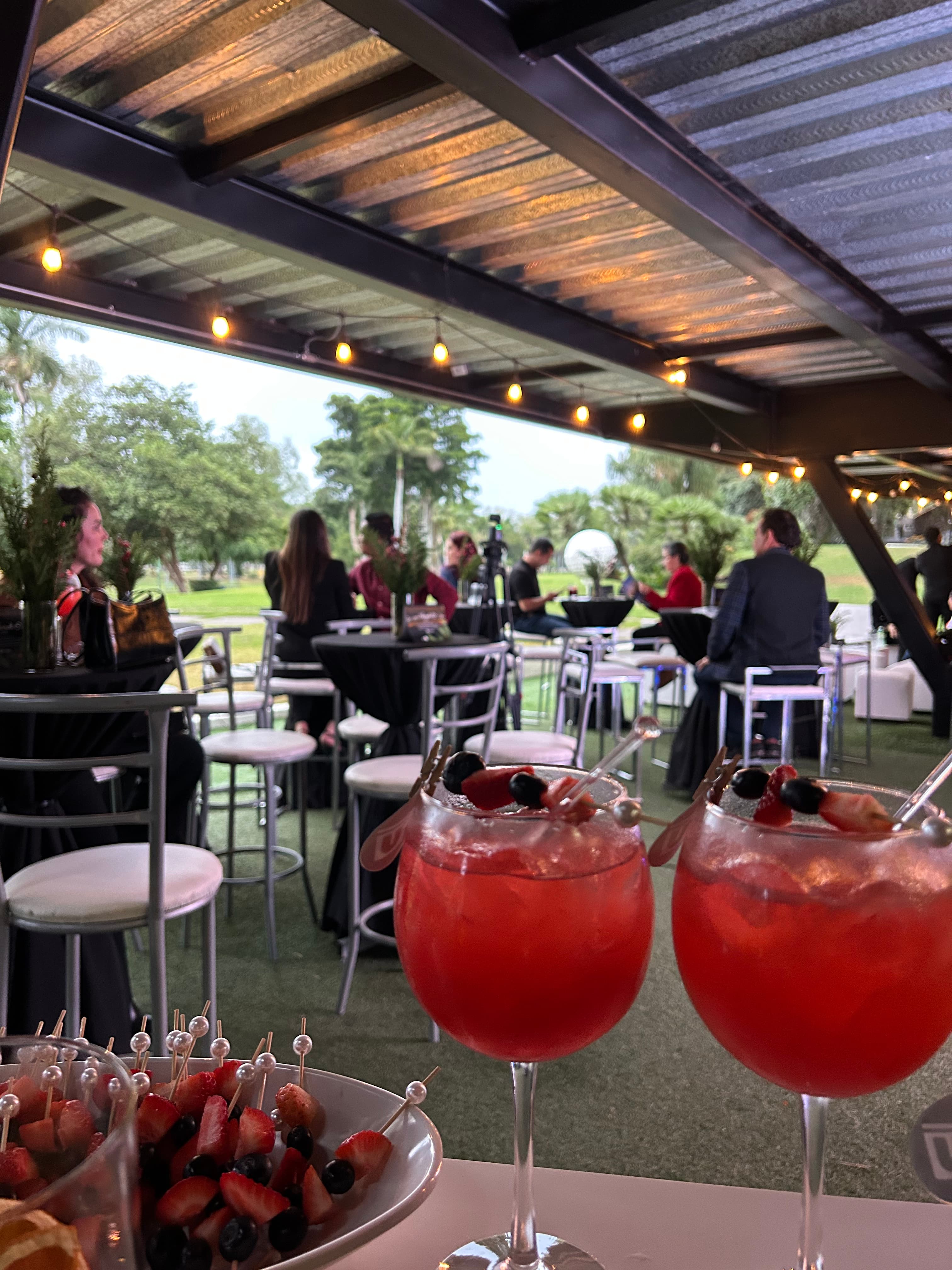 Cocteles de frutos rojos servidos durante un evento